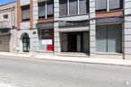 Local en alquiler en Centro urbano, Torrijos, Toledo, 45500 con ventana, edificio, puerta, diseño urbano, asfalto, condominio, fachada, edificio comercial, superficie de la carretera y madera alrededor