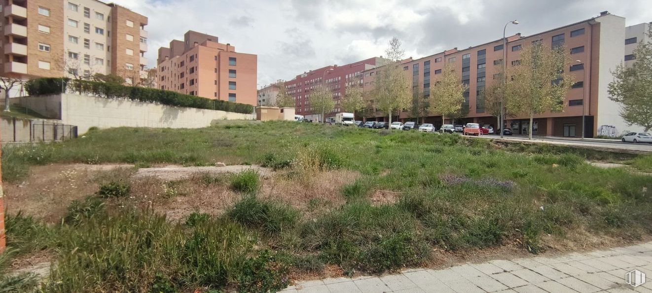 Land for sale at Avenida Derechos Humanos, Ávila, 05003 with building, sky, plant, cloud, property, natural environment, window, tree, land lot and urban design around