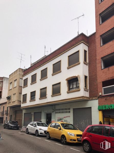 Retail for rent at Calle Matadero, 18, Talavera de la Reina, Toledo, 45600 with car, window, building, wheel, automotive parking light, tire, land vehicle, sky, vehicle and infrastructure around