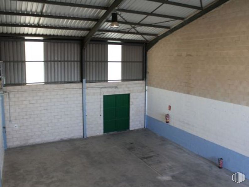 Industrial for sale at Calle Príncipe de Asturias, Villarejo de Salvanés, Madrid, 28590 with door, wood, building, floor, hall, flooring, house, composite material, ceiling and shade around