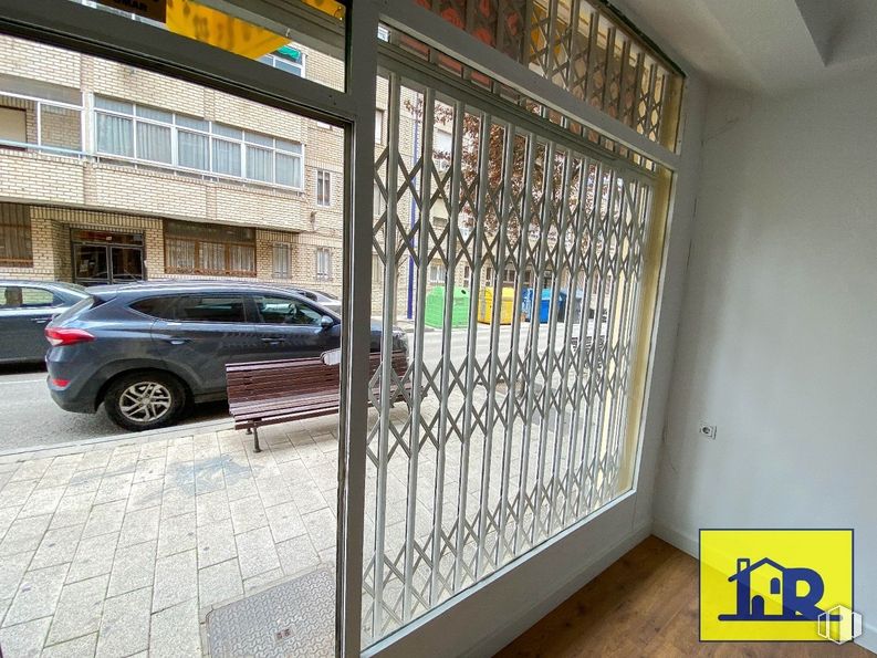 Retail for sale & for rent at Zona Avenida Reyes Católicos, Cuenca, 16003 with tire, car, bench, automotive parking light, wheel, property, vehicle, window, building and automotive lighting around