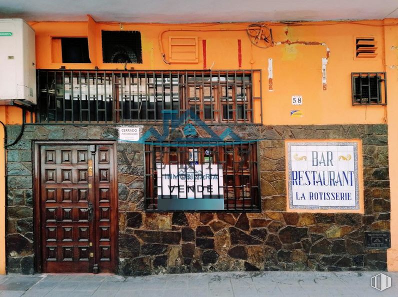 Retail for sale at Calle Joaquina Santander, Talavera de la Reina, Toledo, 45600 with door, window, wood, wall, line, fixture, font, facade, brickwork and brick around