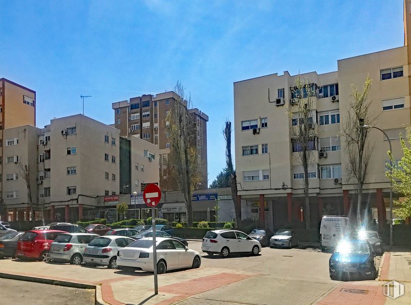 Retail for sale at Calle Uruguay, 23, Coslada, Madrid, 28820 with car, building, sky, land vehicle, wheel, vehicle, daytime, property, window and tire around