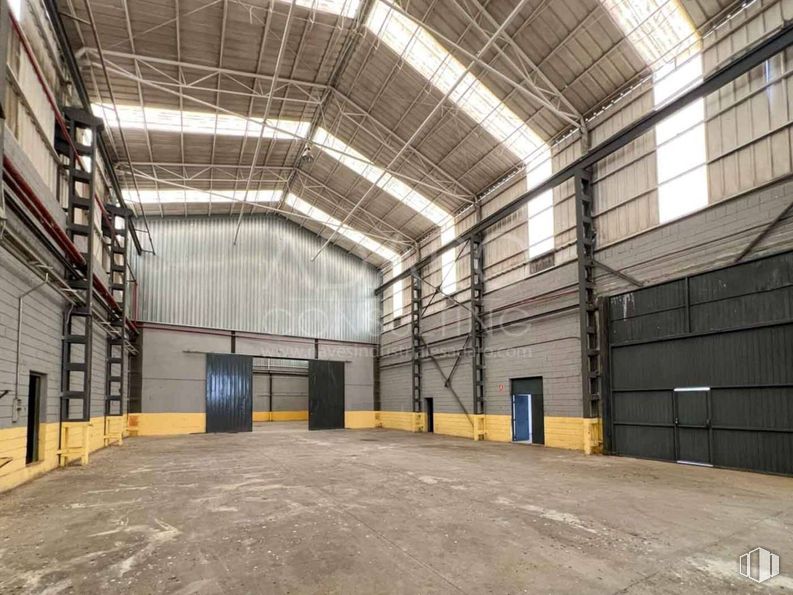 Industrial for sale & for rent at Zona industrial, Valdemoro, Madrid, 28343 with door, building, wood, hall, beam, floor, flooring, warehouse, commercial building and concrete around