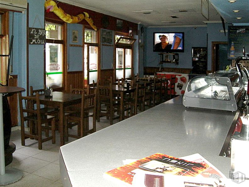 Retail for sale at Carretera Burgohondo, Ávila, 05002 with person, table, picture frame, interior design, television, building, tableware, flooring, automotive design and chair around