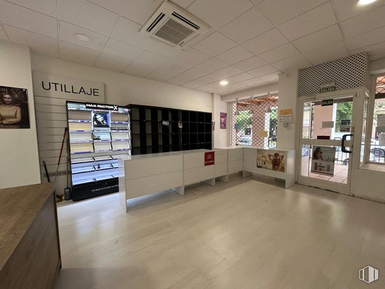 Local en alquiler en Calle Julián Berrendero, San Agustín del Guadalix, Madrid, 28750 con accesorio, edificio, suelo, suelos, hall, inmobiliario, techo, vidrio, madera y evento alrededor