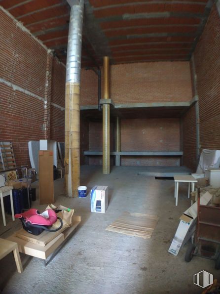 Retail for rent at Calle Pinto, Parla, Madrid, 28980 with luggage & bags, table, property, wood, building, floor, flooring, beam, hardwood and ceiling around