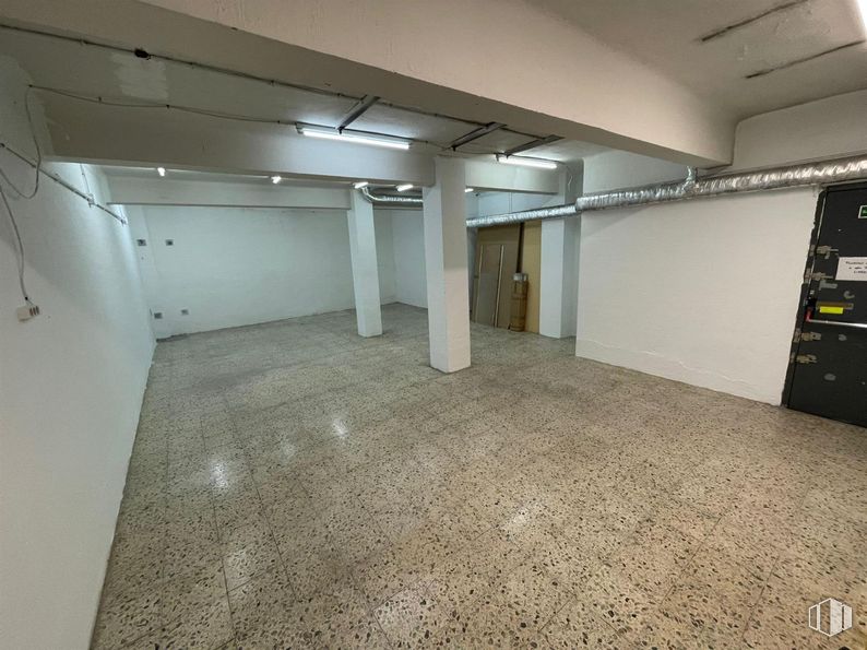 Local en alquiler en Plaza Conde del Valle de Súchil, Chamberí, Madrid, 28015 con lámpara, puerta, alumbrado, suelo, hall, suelos, techo, espacio, hormigón y evento alrededor