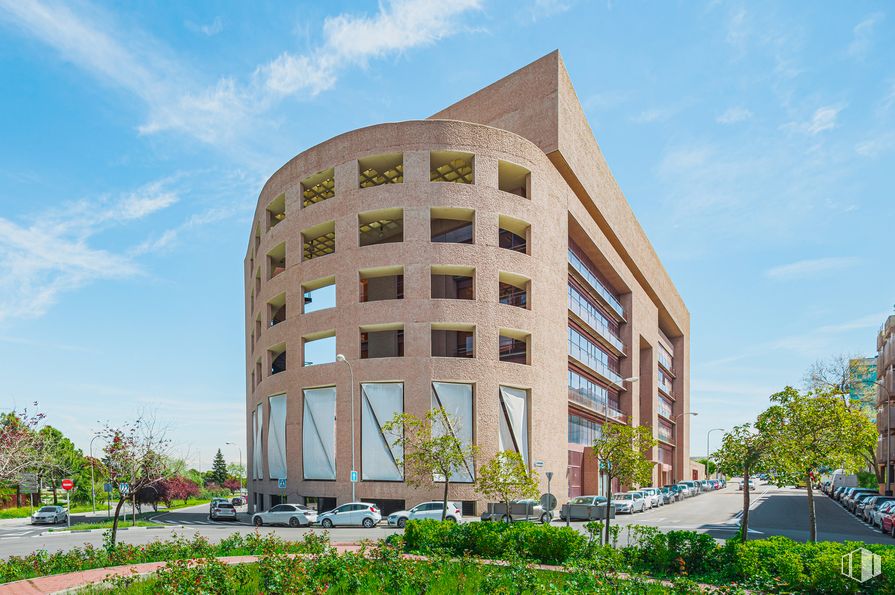 Oficina en alquiler en Edificio Plaza América, Regus Luca de Tena, Calle Juan Ignacio Luca de Tena, 1, San Blas - Canillejas, Madrid, 28027 con edificio, nube, cielo, planta, propiedad, árbol, bloque de pisos, diseño urbano, condominio y barrio alrededor