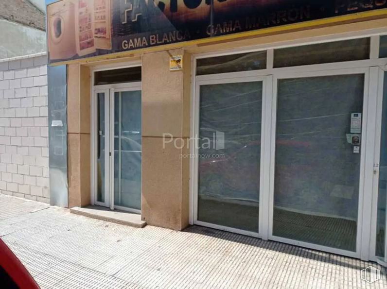 Retail for sale at Avenida Rey Juan Carlos I, Tarancón, Cuenca, 16400 with door, fixture, real estate, facade, wood, building, composite material, glass, window and building material around