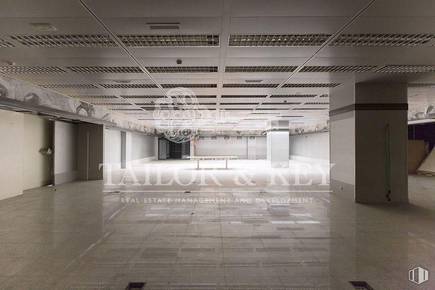 Retail for rent at Zona Arroyo Fresno, Fuencarral - El Pardo, Madrid, 28035 with lighting, hall, automotive design, floor, flooring, ceiling, art, symmetry, space and event around