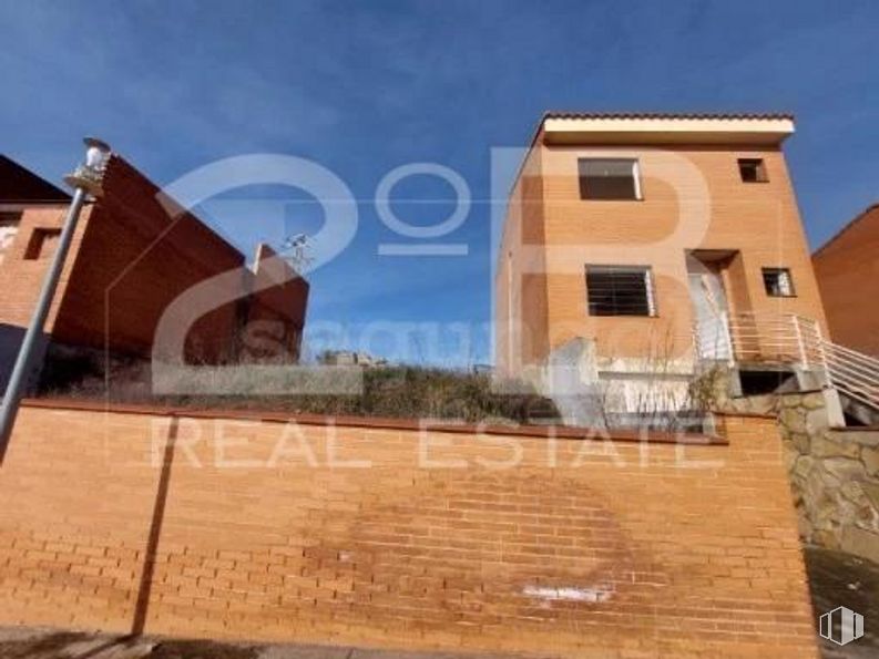 Land for sale at Casco urbano, Almorox, Toledo, 45900 with house, sky, azure, window, wood, plant, building, landscape, brick and tints and shades around