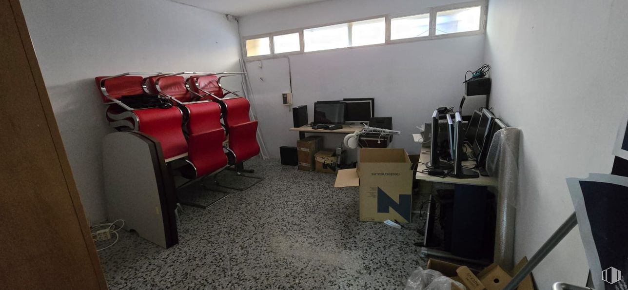 Industrial for sale & for rent at Calle Zaida, 89, Carabanchel, Madrid, 28019 with shipping box, window, box, furniture, flooring, floor, chair, office chair, office equipment and aluminium around