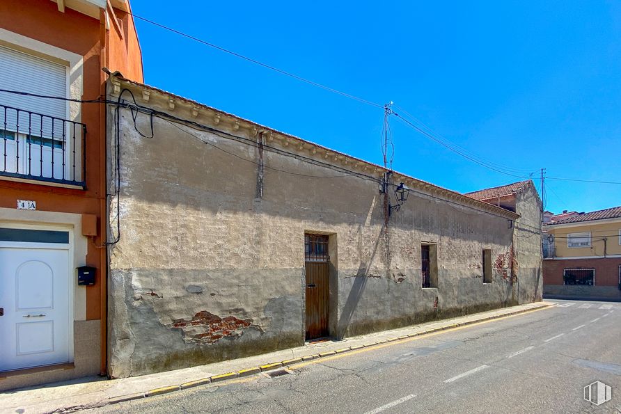 Suelo en venta en Calle Doctora Queralto, 11, Borox, Toledo, 45222 con puerta, ventana, casa, cielo, azul, accesorio, edificio, asfalto, madera y superficie de carretera alrededor