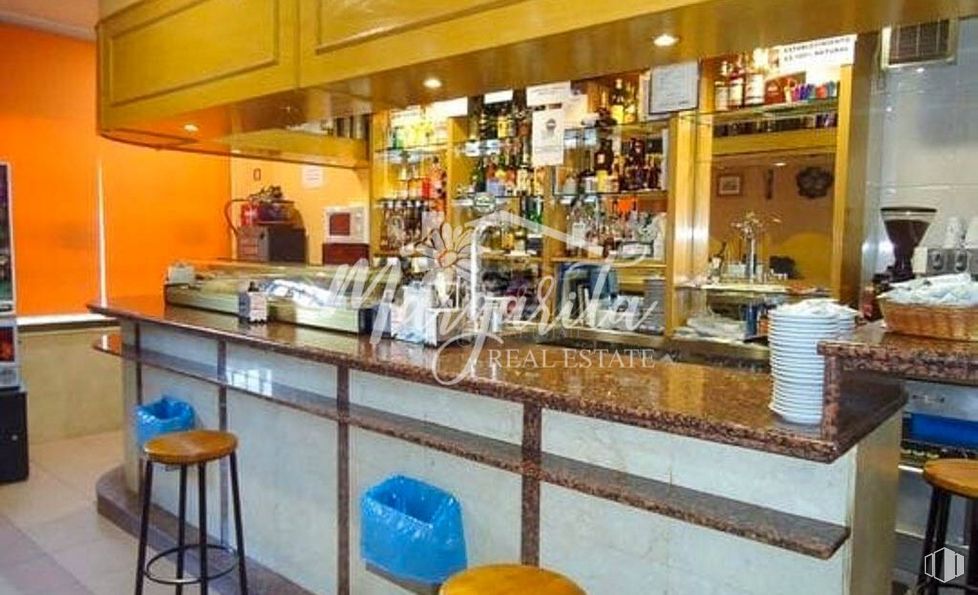 Local en venta en Barrio Atalaya, Ciudad Lineal, Madrid, 28033 con taburete, interiorismo, barware, encimera, comida, venta al por menor, habitación, cafetería, comida rápida y restaurante de comida rápida alrededor