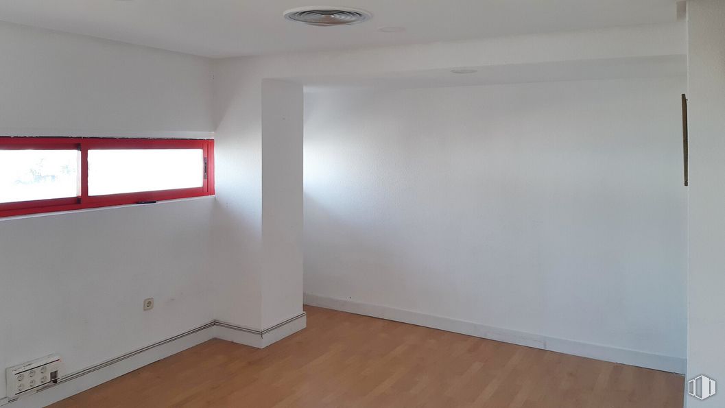 Oficina en alquiler en Calle Tierra de Barros, 2, Coslada, Madrid, 28820 con ventana, madera, accesorio, pintura, suelos, tinte para madera, madera dura, techo, sombra y suelo laminado alrededor