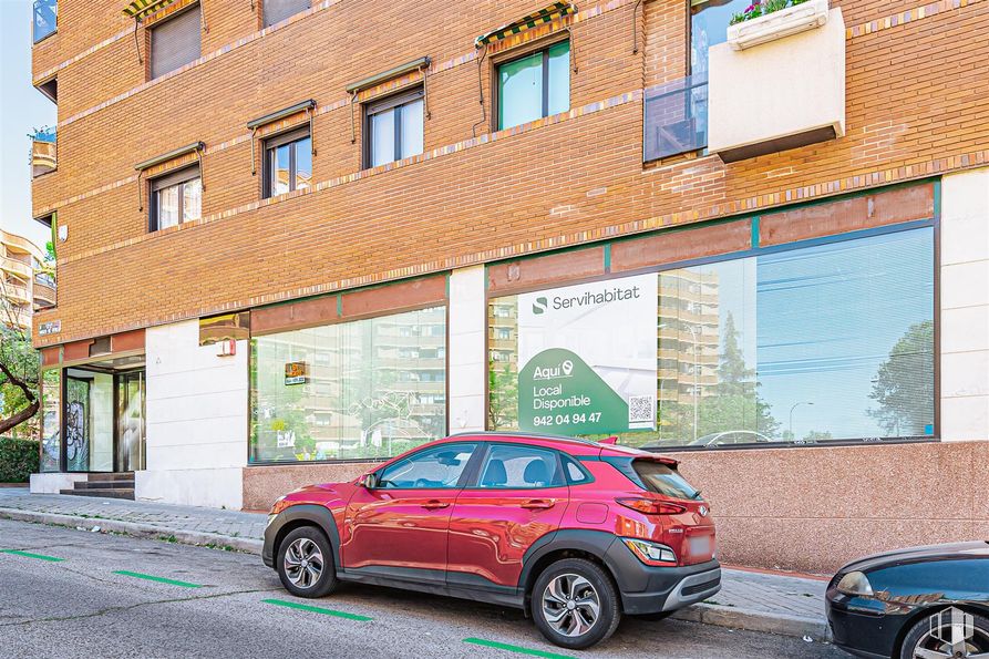 Retail for sale at Avenida Badajoz, 22, Ciudad Lineal, Madrid, 28027 with car, tire, wheel, window, door, land vehicle, vehicle, property, building and motor vehicle around