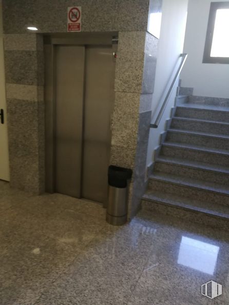 Oficina en alquiler en Edificio Atenea, Calle Pollensa, 2-4, Las Rozas de Madrid, Madrid, 28230 con madera, escaleras, material compuesto, tintes y matices, piso, madera dura, accesorio, tinte para madera, hormigón y pretil alrededor