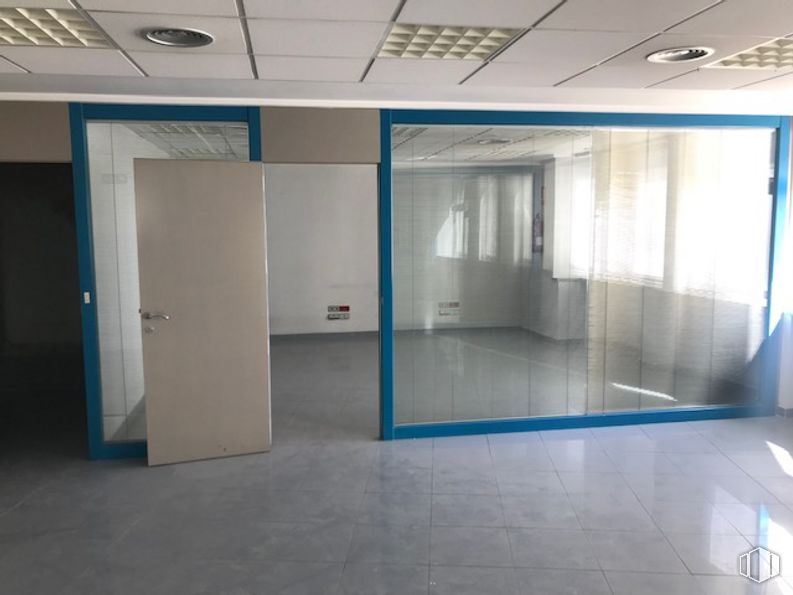 Office for rent at Calle Cervantes, Segovia, 40001 with mirror, door, building, blue, window, fixture, automotive exterior, floor, flooring, vehicle door and composite material around