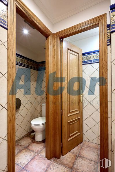 Local en venta en Zona Gaztambide, Chamberí, Madrid, 28015 con inodoro, puerta, accesorio, baño, madera, diseño de interiores, piso, suelo, pared y bienes raíces alrededor