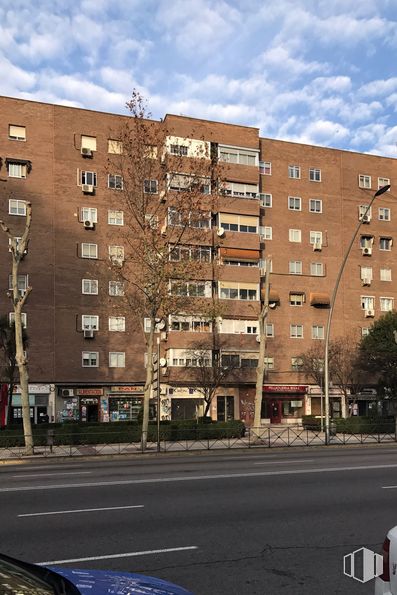 Local en venta en Calle Leganés, 61, Fuenlabrada, Madrid, 28945 con edificio, nube, cielo, día, ventana, luz, azul, infraestructura, árbol y bloque de torre alrededor