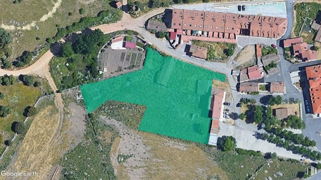 Land for sale at Plaza Generalísimo, 8, Ávila, 05194 with house, building, plant, land lot, urban design, tree, rural area, landscape, grass and geological phenomenon around