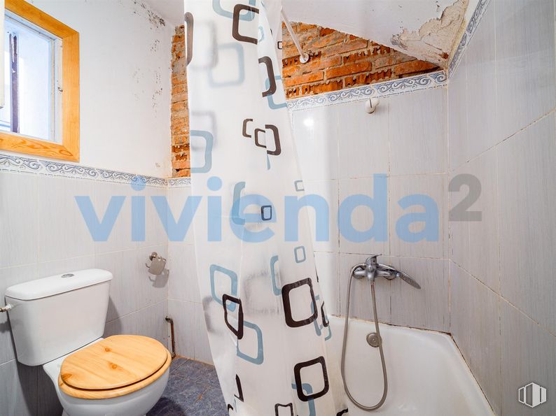 Retail for sale at Calle Ribadavia, Fuencarral - El Pardo, Madrid, 28029 with toilet, window, plumbing fixture, bathroom, flooring, floor, toilet seat, plumbing, interior design and sink around