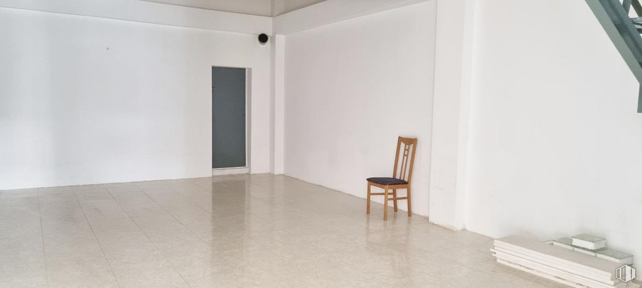 Retail for rent at Calle Mariano Vela, Usera, Madrid, 28026 with chair, property, wood, interior design, flooring, hall, floor, wall, material property and hardwood around