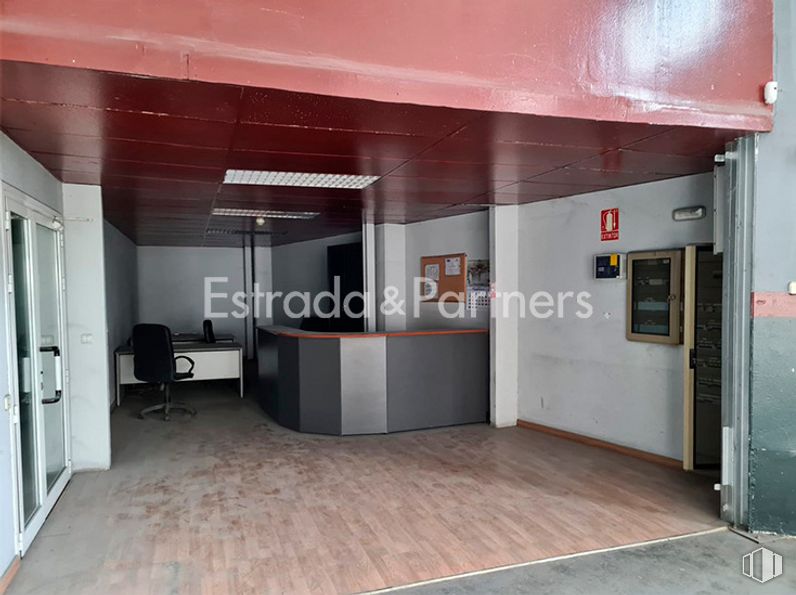 Nave en venta en Calle Manuel Tovar, Fuencarral - El Pardo, Madrid, 28034 con silla, propiedad, accesorio, diseño de interiores, arquitectura, pasillo, piso, suelo, pared y exterior automotriz alrededor