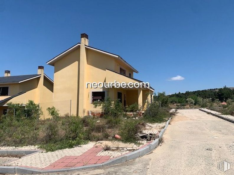 Land for sale at Casco urbano, Navalperal de Pinares, Ávila, 05240 with house, sky, plant, window, building, land lot, landscape, road surface, asphalt and cottage around