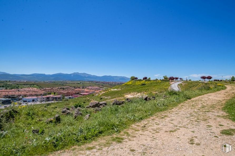 Suelo en venta en Las Zumaqueras, La Lastrilla, Segovia, 40196 con cielo, planta, paisaje natural, árbol, tierras altas, pendiente, montaña, llanura, horizonte y hierba alrededor