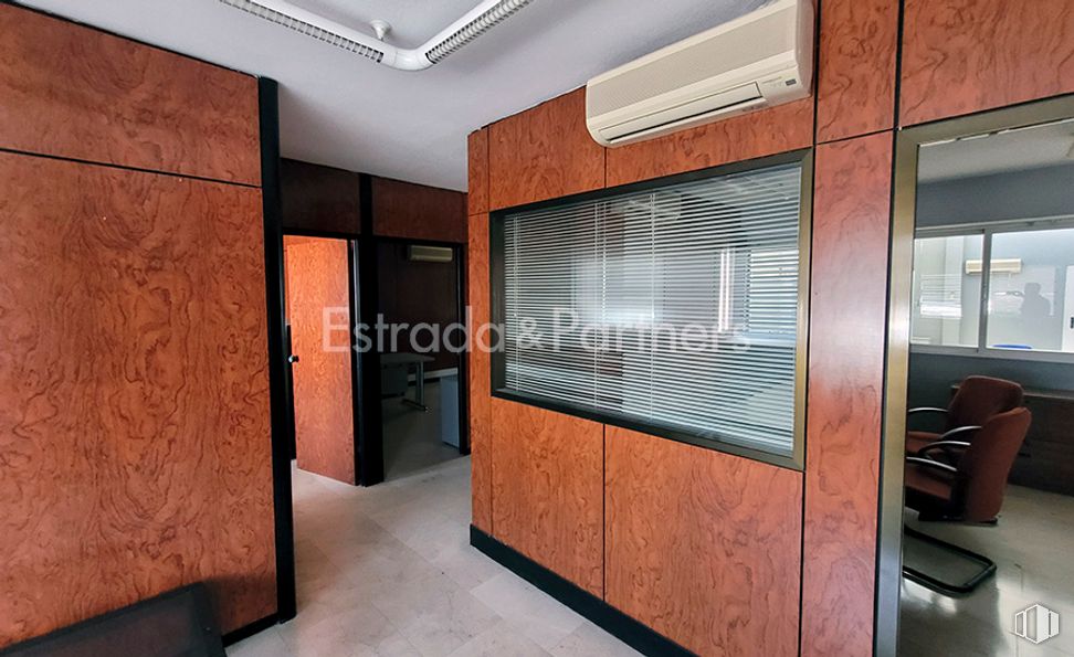 Nave en venta en Calle Cerrajeros, Villaviciosa de Odón, Madrid, 28670 con ebanistería, silla, propiedad, accesorio, madera, ventana, interiorismo, naranja, arquitectura y suelo alrededor