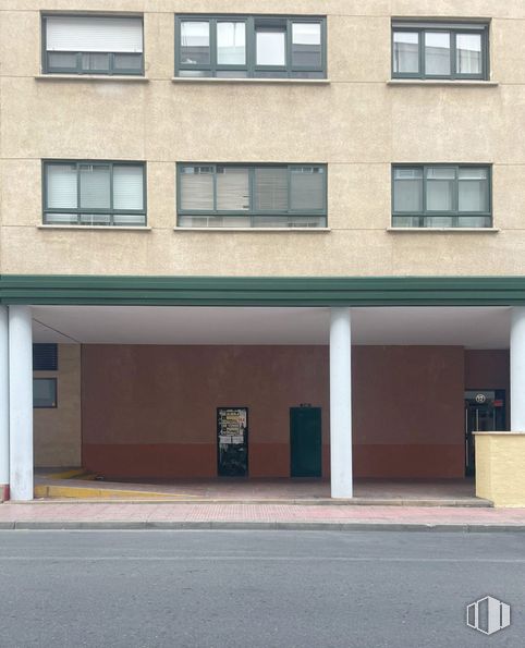 Local en alquiler y venta en Calle Dámaso Alonso, Alcalá de Henares, Madrid, 28806 con ventana, edificio, accesorio, asfalto, línea, zona residencial, edificio comercial, rectángulo, inmobiliario y fachada alrededor