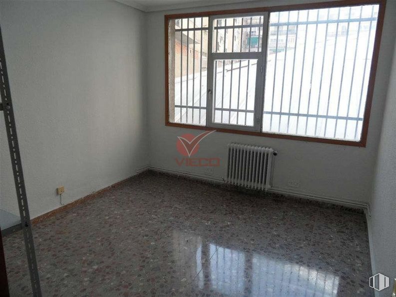 Retail for sale & for rent at Zona Centro, Cuenca, 16004 with window, building, fixture, wood, interior design, floor, wall, hardwood, shade and flooring around