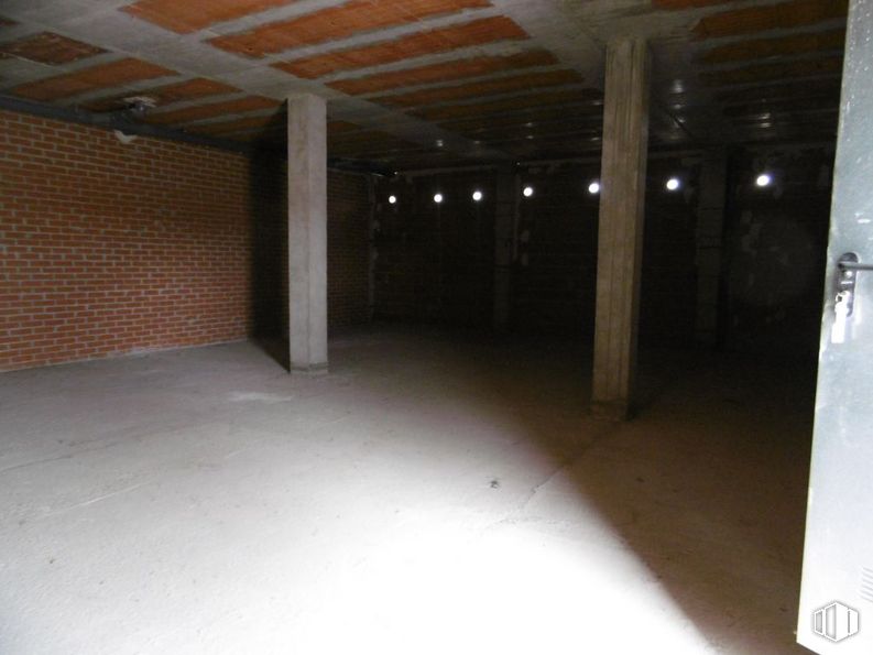 Retail for rent at Zona Universidad, Ávila, 05003 with hall, floor, flooring, composite material, wood, fixture, ceiling, concrete, space and column around