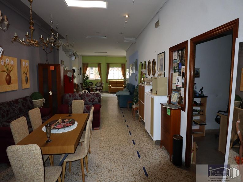 Local en venta en Avenida Libertad, 60, Colmenar Viejo, Madrid, 28770 con silla, alumbrado, sofá, mesa de cocina y comedor, mesa, mueble, propiedad, marco, planta de interior y arquitectura alrededor