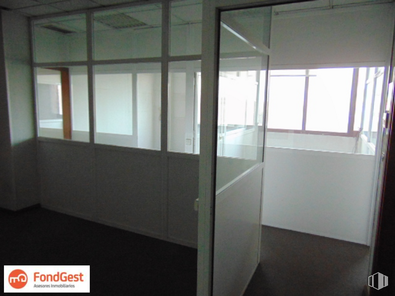 Office for sale at Edificio Alcocer 47, Calle Alcocer, 47, Villaverde, Madrid, 28041 with window, fixture, building, interior design, floor, shade, automotive exterior, flooring, material property and glass around