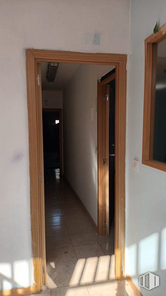 Industrial for rent at Calle Turín, 15, Parla, Madrid, 28980 with mirror, door, building, fixture, wood, flooring, floor, dead bolt, home door and automotive exterior around