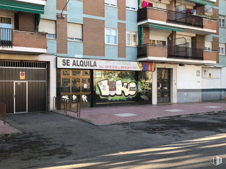 Local en alquiler y venta en Carretera Hoyo Manzanares, 22, Colmenar Viejo, Madrid, 28770 con edificio, ventana, superficie de carretera, asfalto, diseño urbano, puerta, fachada, ciudad, edificio comercial y carretera alrededor