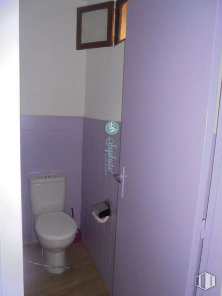 Retail for rent at Zona Universidad, Segovia, 40005 with toilet, picture frame, plumbing fixture, toilet seat, building, purple, bathroom, fixture, house and door around