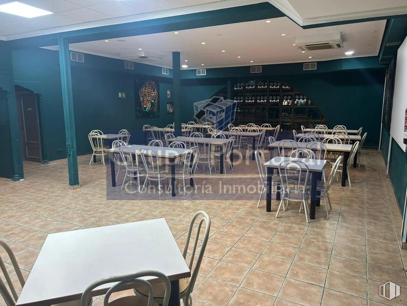 Local en alquiler en Polígono Industrial las Monjas, Torrejón de Ardoz, Madrid, 28850 con silla, mesa, mesa de cocina y comedor, mesa, mueble, restaurante, vidrio, cafetería, hall y centro comunitario alrededor