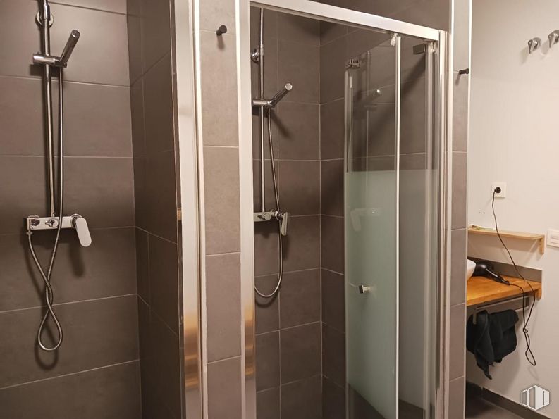 Retail for sale at Barrio Castellana, Salamanca, Madrid, 28006 with shower door, door, fixture, shower bar, plumbing fixture, bathroom, handle, shower head, household hardware and shower around