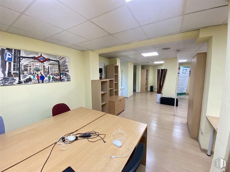 Office for sale & for rent at Calle Pez Volador, Retiro, Madrid, 28007 with table top, table, wood, building, interior design, flooring, floor, hall, desk and chair around