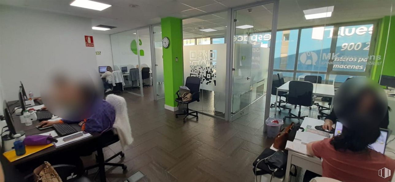 Office for sale at Zona estación, Pozuelo de Alarcón, Madrid, 28224 with person, clothing, desk, furniture, building, chair, interior design, floor, flooring and table around