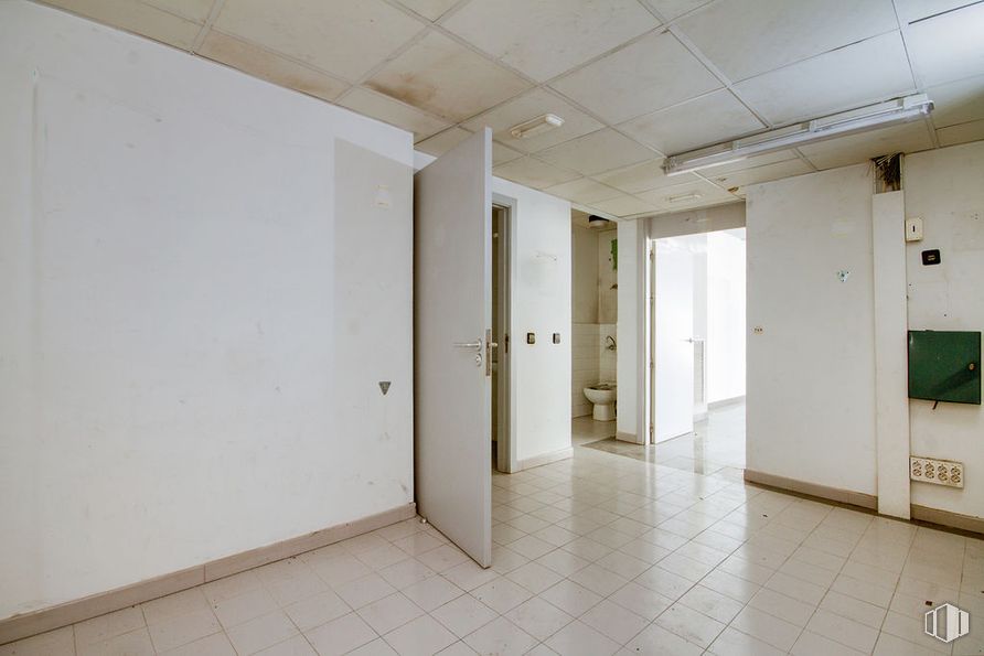 Retail for sale at Calle Río Sorbe, Azuqueca de Henares, Guadalajara, 19200 with door, flooring, floor, ceiling, composite material, room, apartment, tile flooring, silver and aluminium around