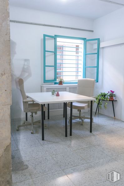 Oficina en alquiler en Calle Joaquín Martínez Borreguero, 1 , Carabanchel, Madrid, 28019 con silla, mesa de cocina y comedor, mesa, ventana, propiedad, mueble, edificio, grifo, madera y interiorismo alrededor