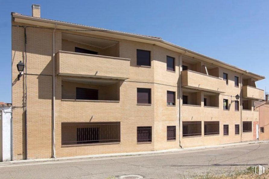 Local en venta en Calle Espada, Cantimpalos, Segovia, 40360 con edificio, cielo, propiedad, ventana, diseño urbano, zona residencial, accesorio, fachada, material compuesto y puerta alrededor