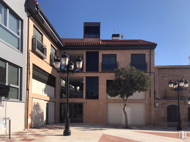 Retail for sale & for rent at Plaza España, 3, Santa Cruz del Retamar, Toledo, 45513 with window, building, sky, architecture, urban design, condominium, shade, residential area, neighbourhood and facade around