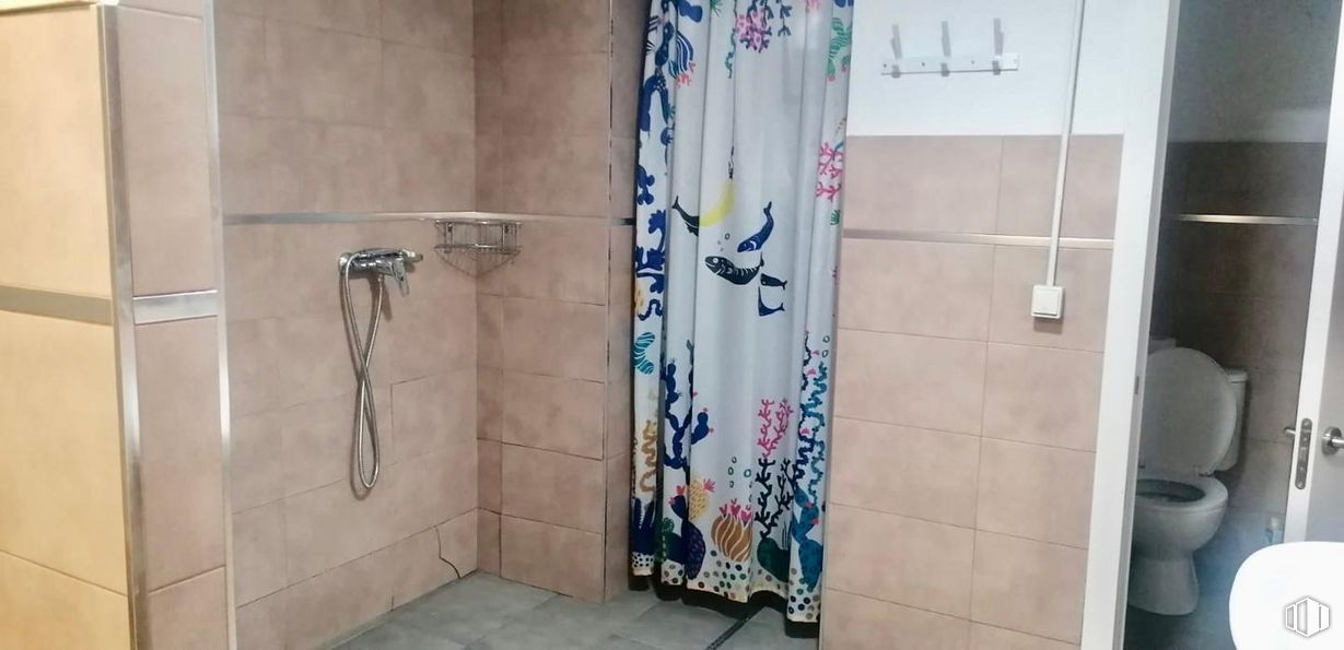 Nave en alquiler en Las Rejas, San Blas - Canillejas, Madrid, 28022 con vestir, cabezal de ducha, accesorio de plomería, baño, púrpura, ducha, panel de ducha, piso, suelo y fontanería alrededor