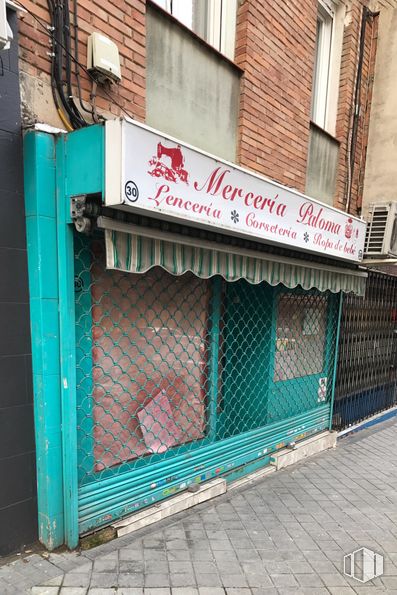 Retail for sale & for rent at Avenida Marqués de Corbera, 29, Ciudad Lineal, Madrid, 28017 with window, fixture, architecture, building, brick, brickwork, building material, facade, gas and font around